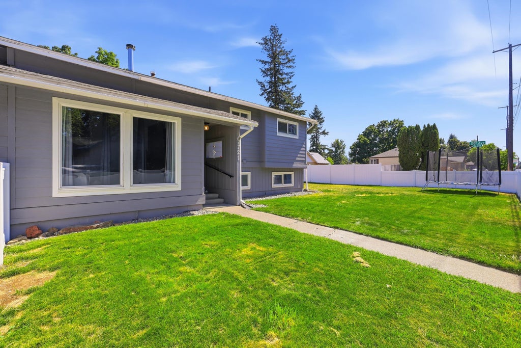 Photo of 2721 S FREYA St, Spokane, WA 99223 (MLS # 202623669)