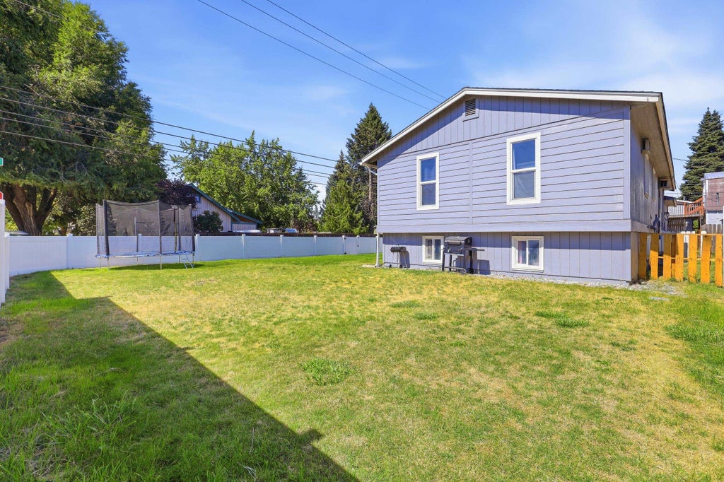Photo of 2721 S FREYA St, Spokane, WA 99223 (MLS # 202623669)