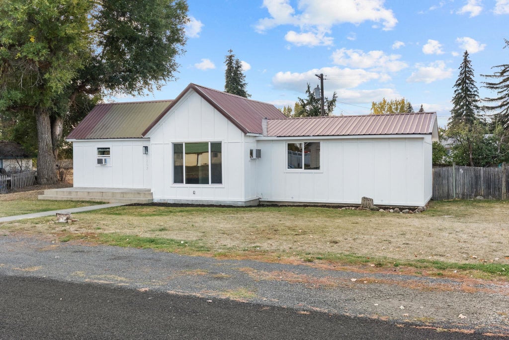 Photo of 1207 Washington St, Davenport, WA 99122 (MLS # 202626160)