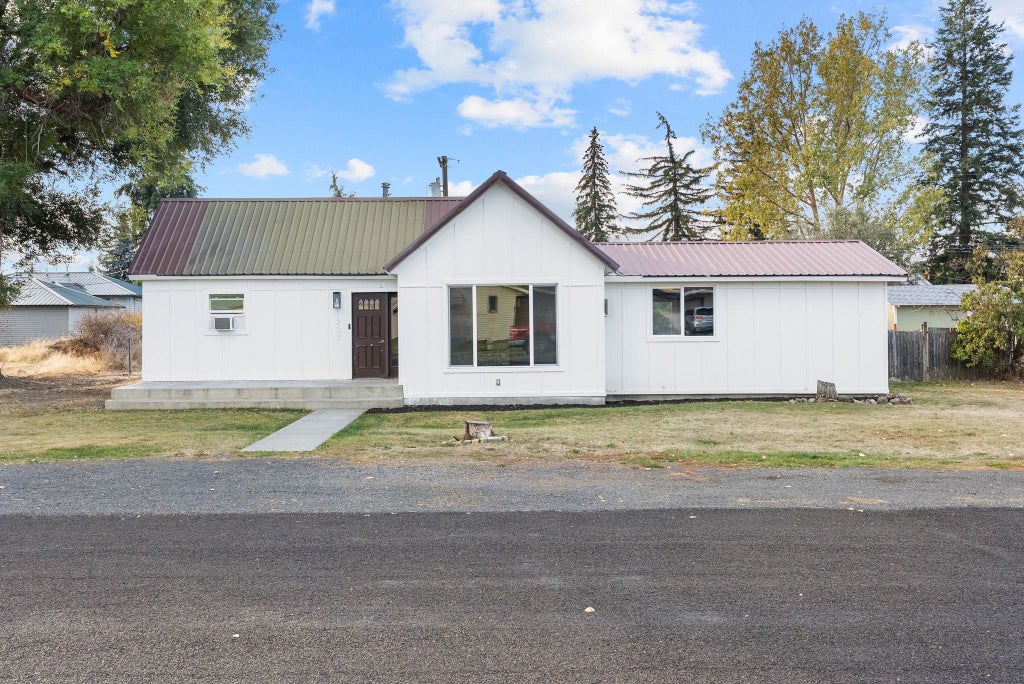Photo of 1207 Washington St, Davenport, WA 99122 (MLS # 202626160)