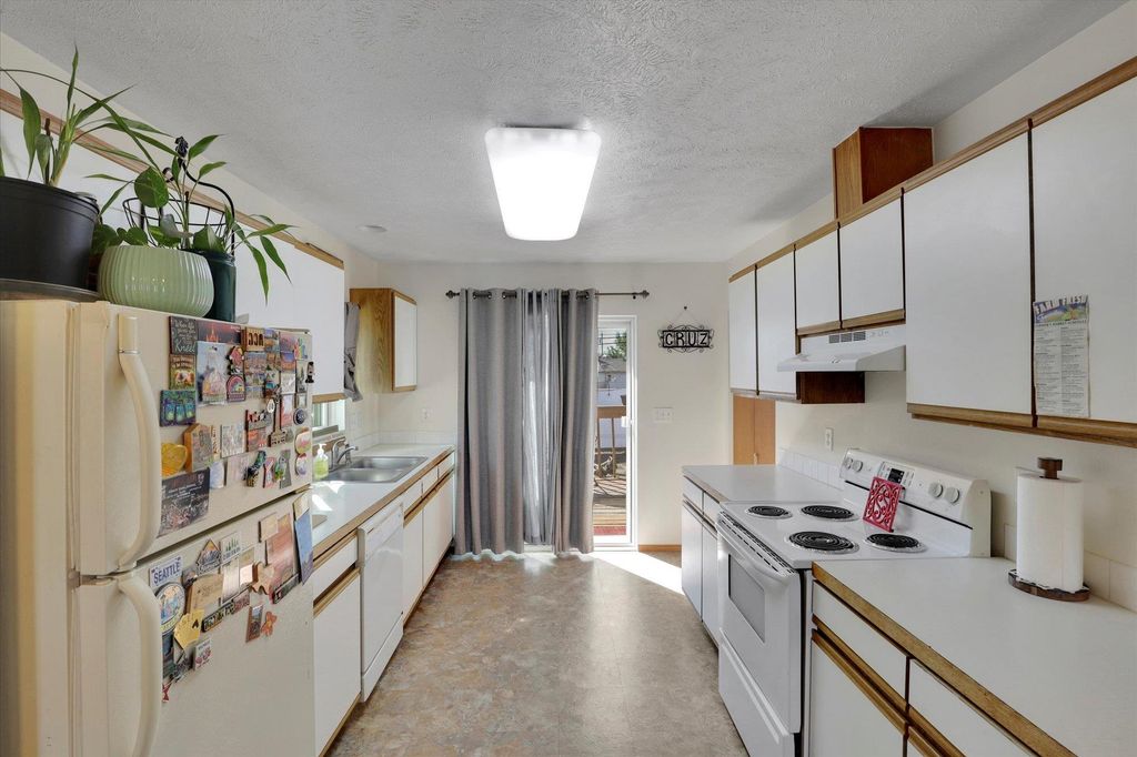 Photo of 2016 E FRANCIS Ave, Spokane, WA 99208 (MLS # 202525526)
