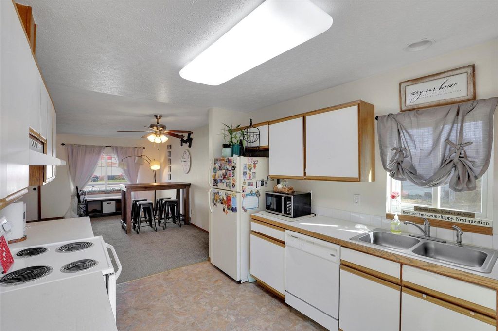 Photo of 2016 E FRANCIS Ave, Spokane, WA 99208 (MLS # 202525526)