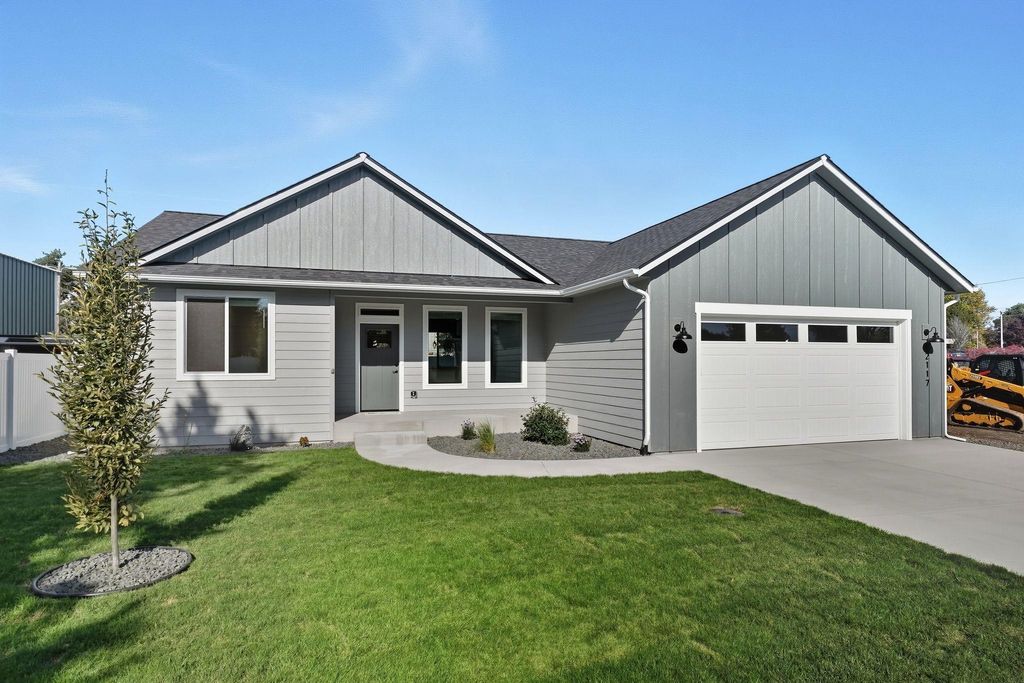 Photo of 12117 E Sharp Ln, Spokane Valley, WA 99206 (MLS # 202525543)