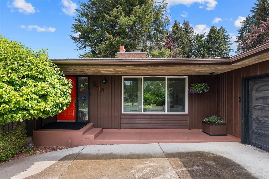 Photo of 6113 S Crestline St, Spokane, WA 99223 (MLS # 202617589)