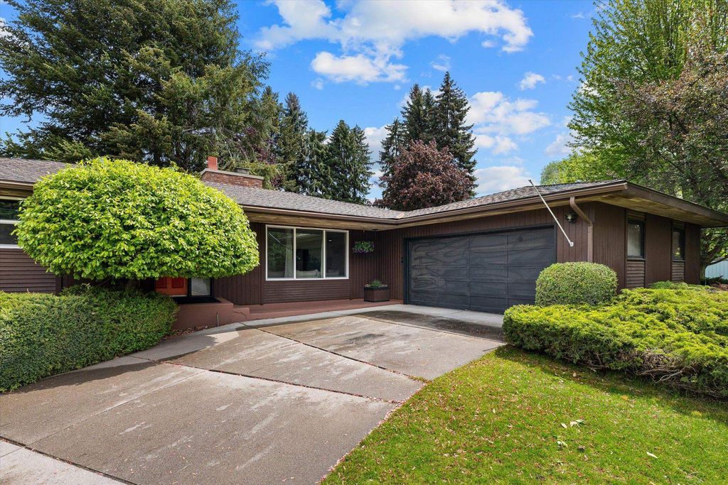 Photo of 6113 S Crestline St, Spokane, WA 99223 (MLS # 202617589)