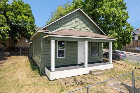 Photo of 1604 W Maxwell Ave, Spokane, WA 99201 (MLS # 202526387)