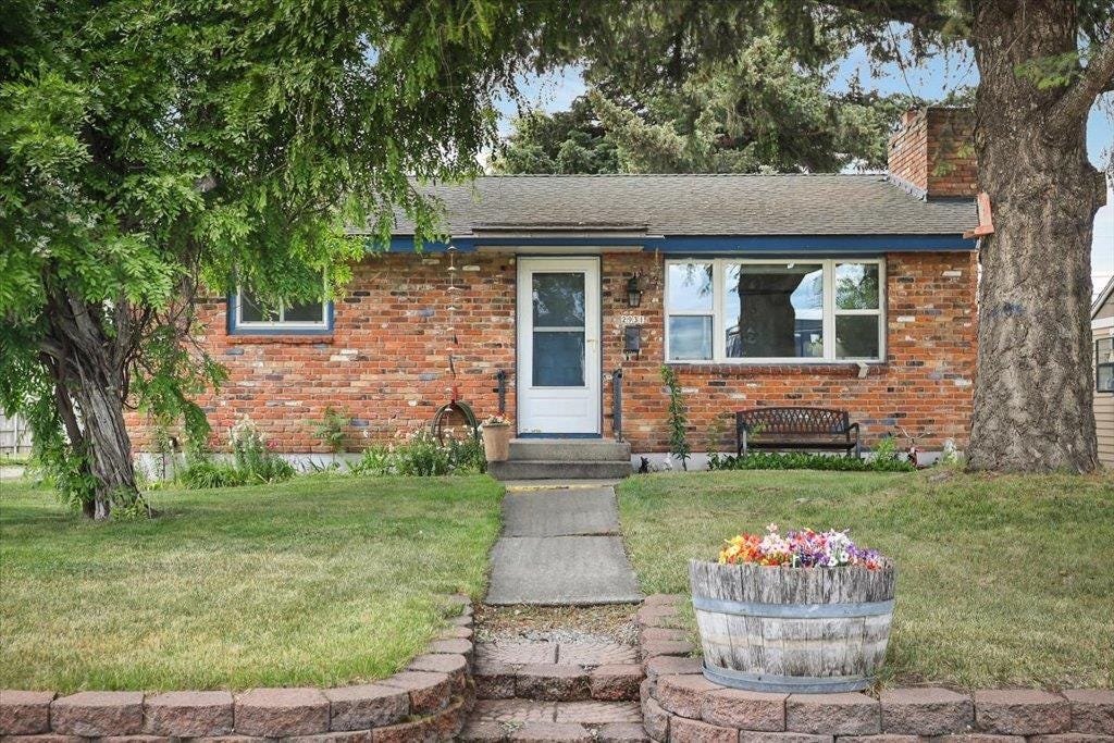 Photo of 2931 E Augusta Ave, Spokane, WA 99207 (MLS # 202619225)