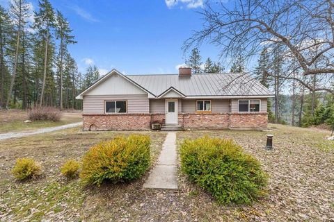 Photo of 2852 C Horseshoe Lake Rd, Chewelah, WA 99109 (MLS # 202613229)