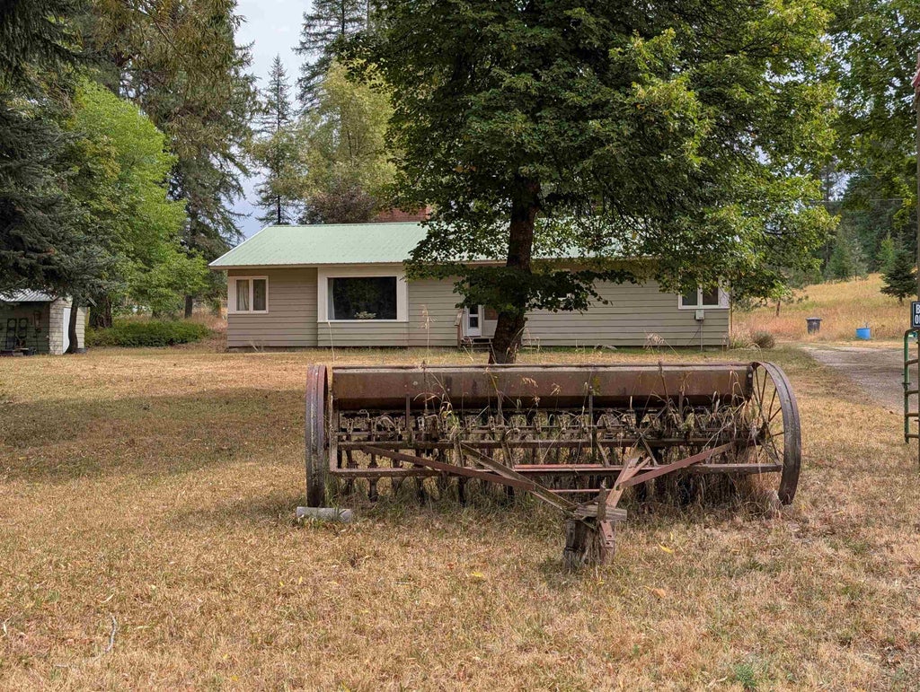 Photo of 4439 Whittier Rd, Clayton, WA 99110 (MLS # 202624400)