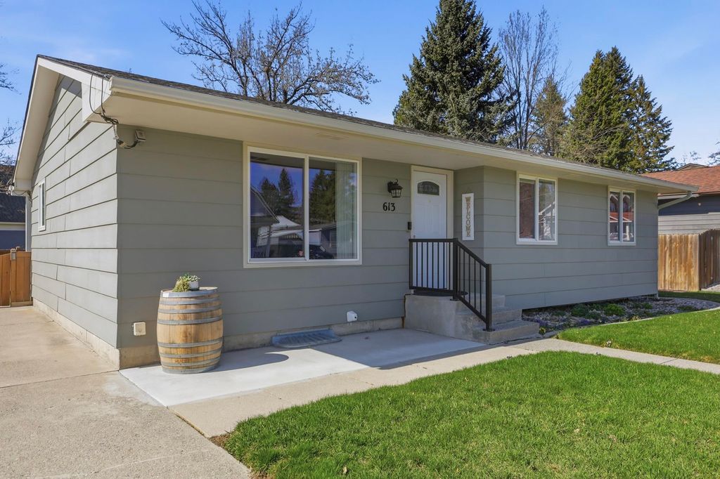 Photo of 613 N Main St, Deer Park, WA 99006 (MLS # 202614736)