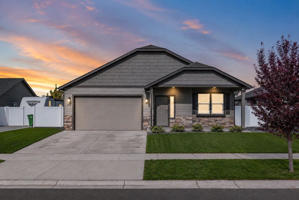 Photo of 220 S Lawson St, Airway Heights, WA 99001 (MLS # 202617593)