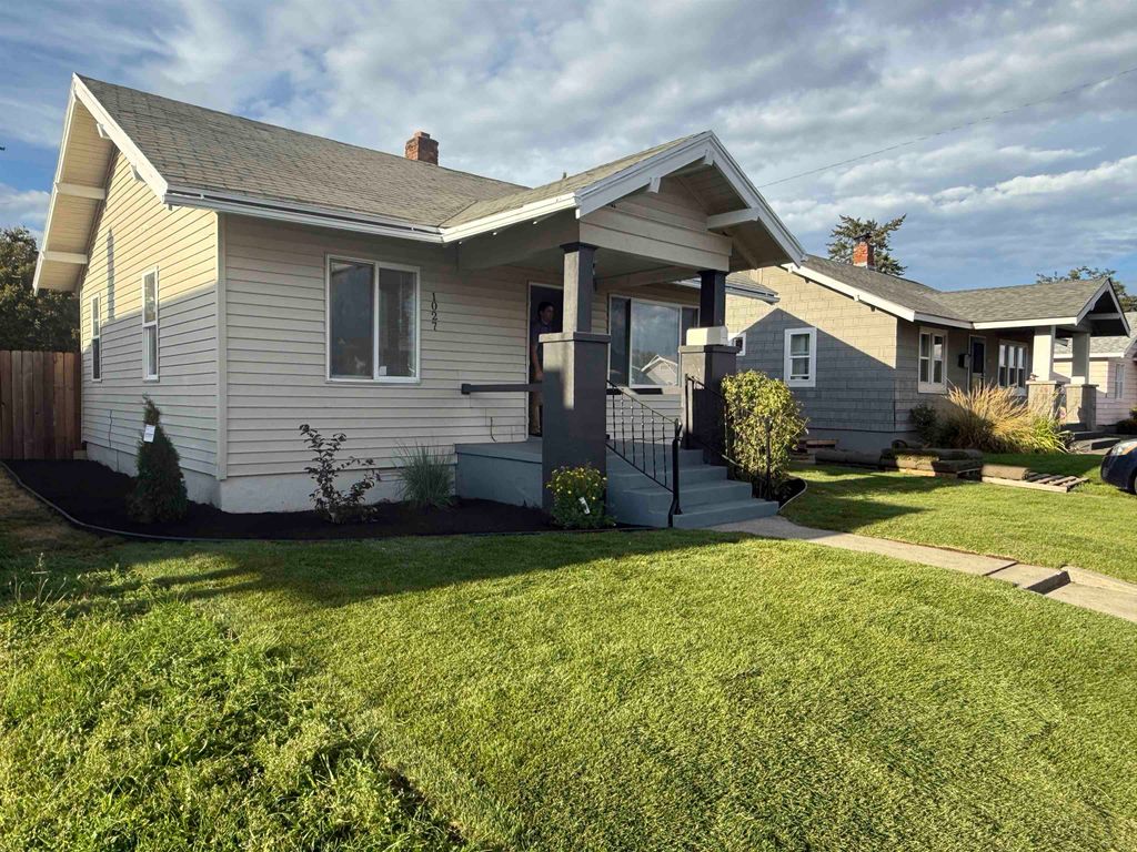 Photo of 1027 E Courtland Ave, Spokane, WA 99207 (MLS # 202615880)