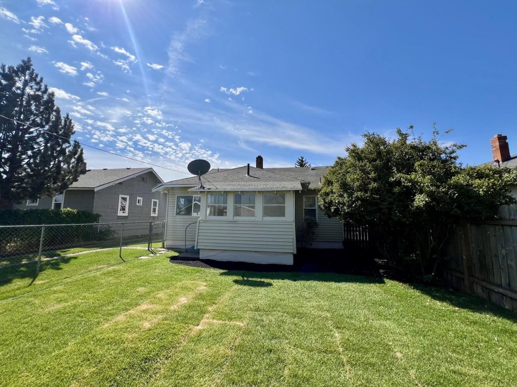 Photo of 1027 E Courtland Ave, Spokane, WA 99207 (MLS # 202615880)