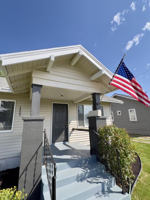 Photo of 1027 E Courtland Ave, Spokane, WA 99207 (MLS # 202615880)