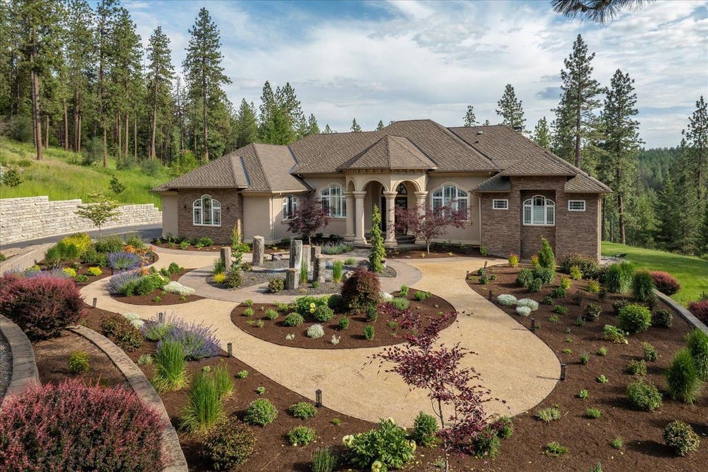 Photo of 8720 N Bruce Rd, Spokane, WA 99217 (MLS # 202623012)