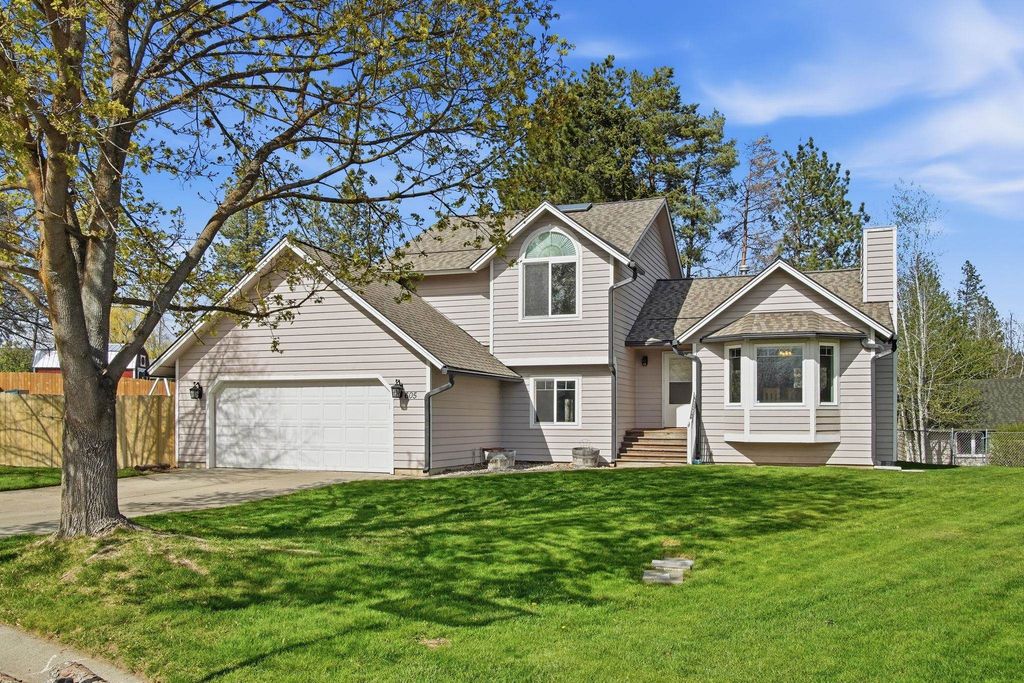 Photo of 605 S Stanley Ct, Medical Lake, WA 99022 (MLS # 202615876)