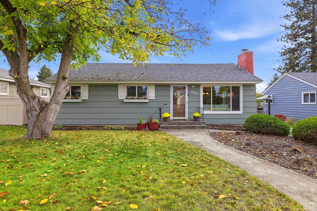 Photo of 2211 W Walton Ave, Spokane, WA 99205 (MLS # 202625805)