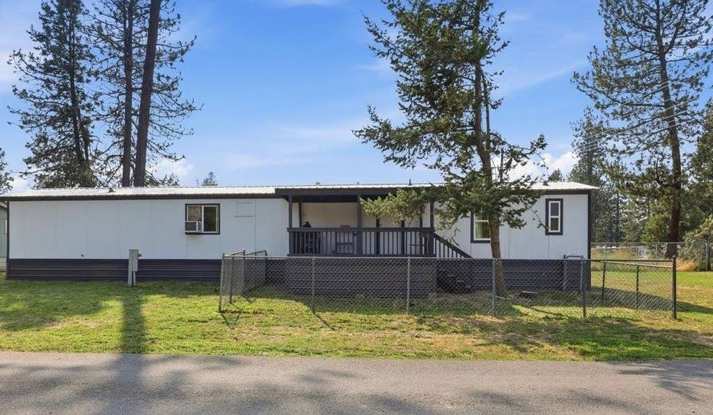 Photo of 35312 N Newport Hwy, Chattaroy, WA 99003 (MLS # 202622213)