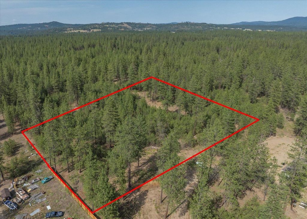 Photo of 5123 E Chattaroy Rd, Chattaroy, WA 99003 (MLS # 202527493)