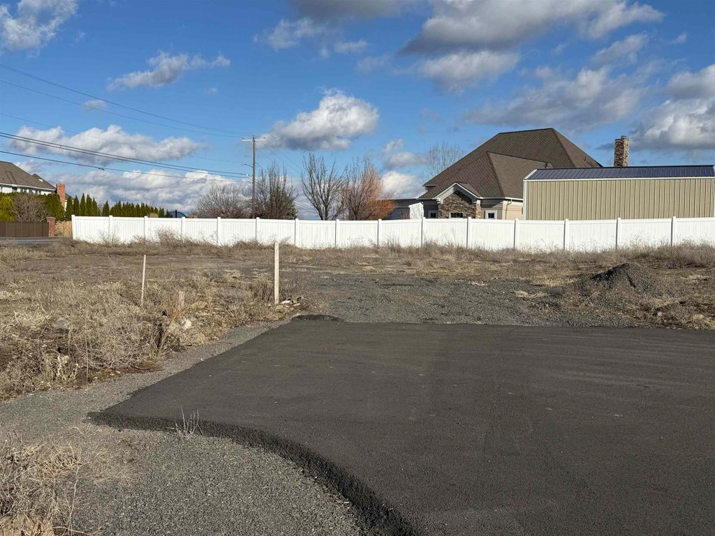 Photo of 8612 W Panorama Dr, Spokane, WA 99208 (MLS # 202615788)