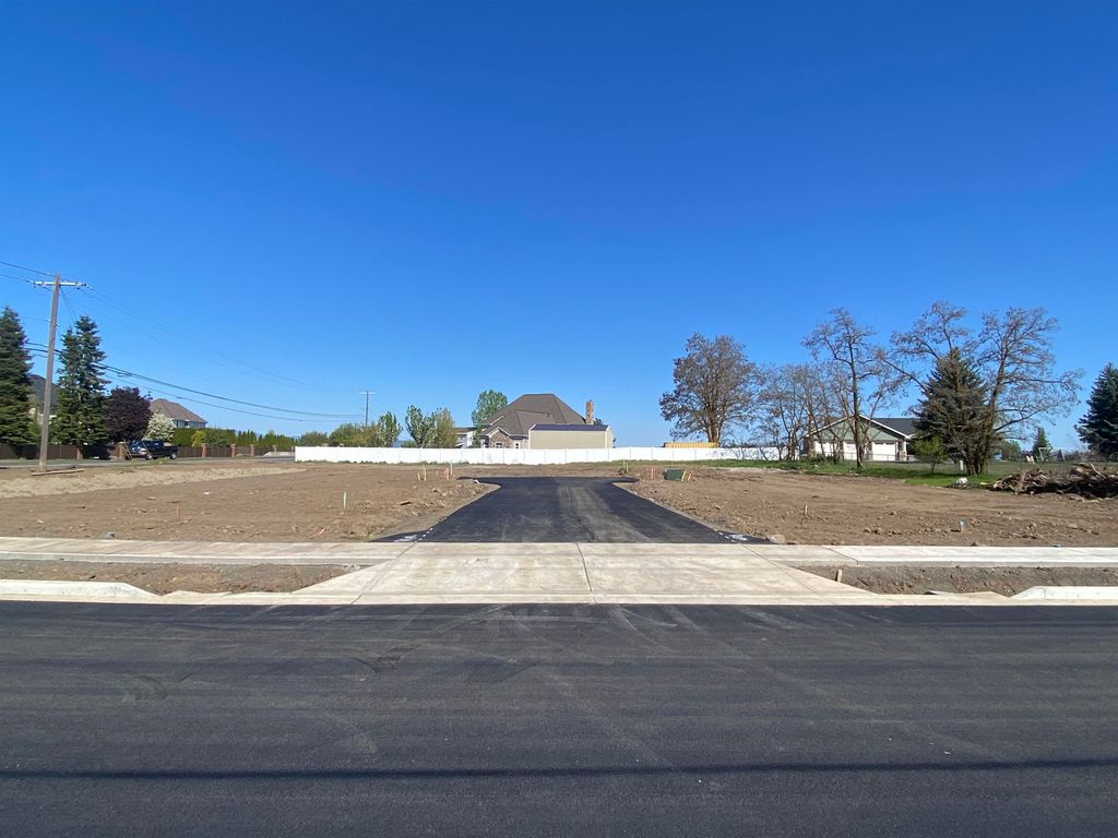 Photo of 8612 W Panorama Dr, Spokane, WA 99208 (MLS # 202615788)