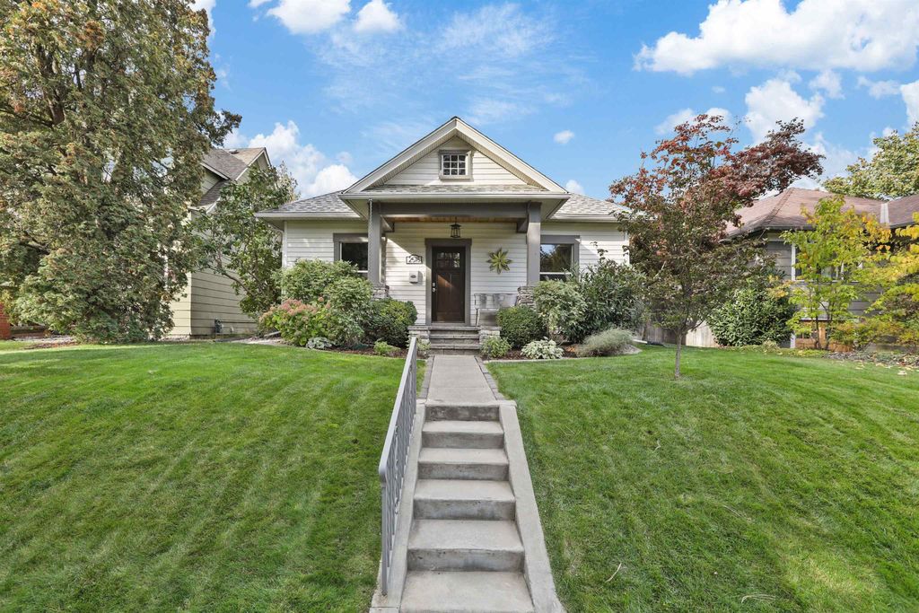 Photo of 2518 S Lamonte Ave, Spokane, WA 99203 (MLS # 202525590)