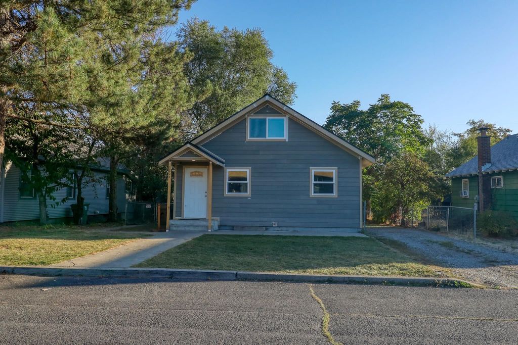 Photo of 1624 E Liberty Ave, Spokane, WA 99207 (MLS # 202525421)