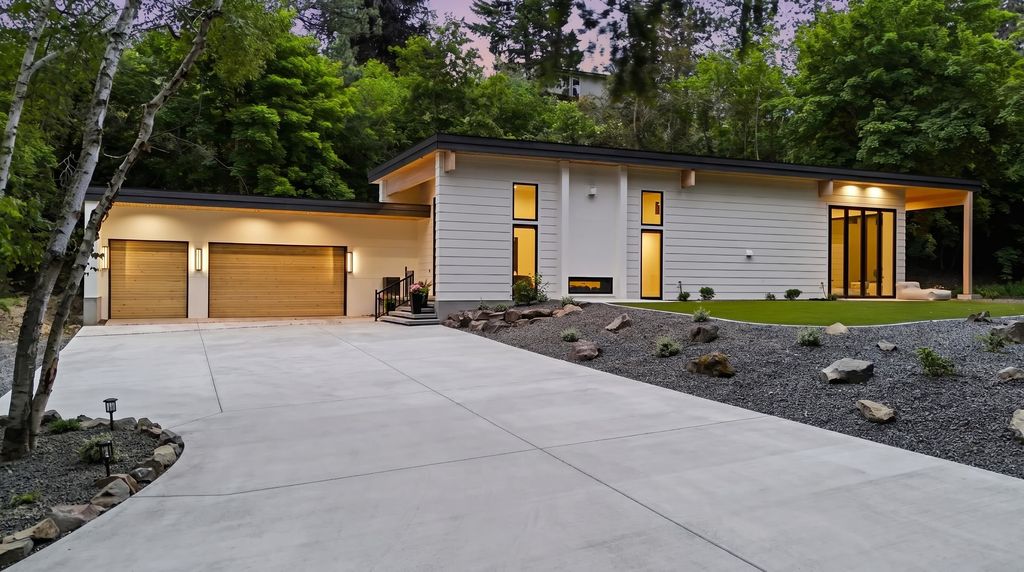 Photo of 1518 E 20th Ave, Spokane, WA 99203 (MLS # 202619229)