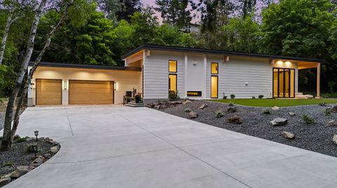 Photo of 1518 E 20th Ave, Spokane, WA 99203 (MLS # 202619229)