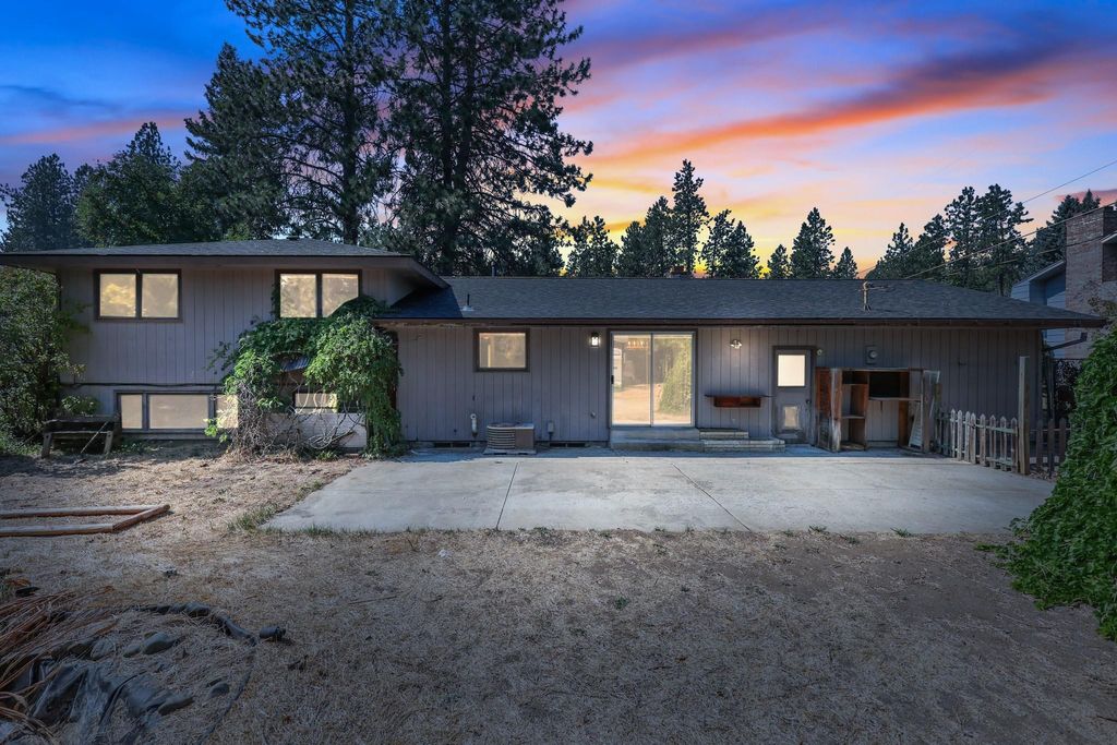 Photo of 6111 S Pittsburg St, Spokane, WA 99223 (MLS # 202525588)