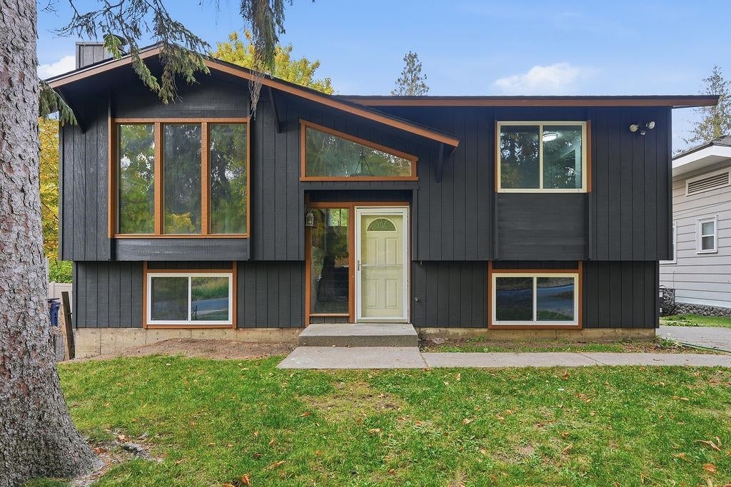 Photo of 322 W 20TH Ave, Spokane, WA 99203 (MLS # 202626002)