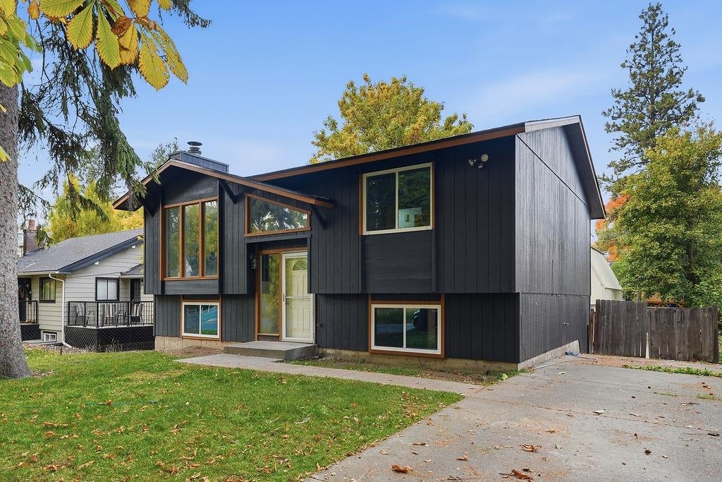 Photo of 322 W 20TH Ave, Spokane, WA 99203 (MLS # 202626002)