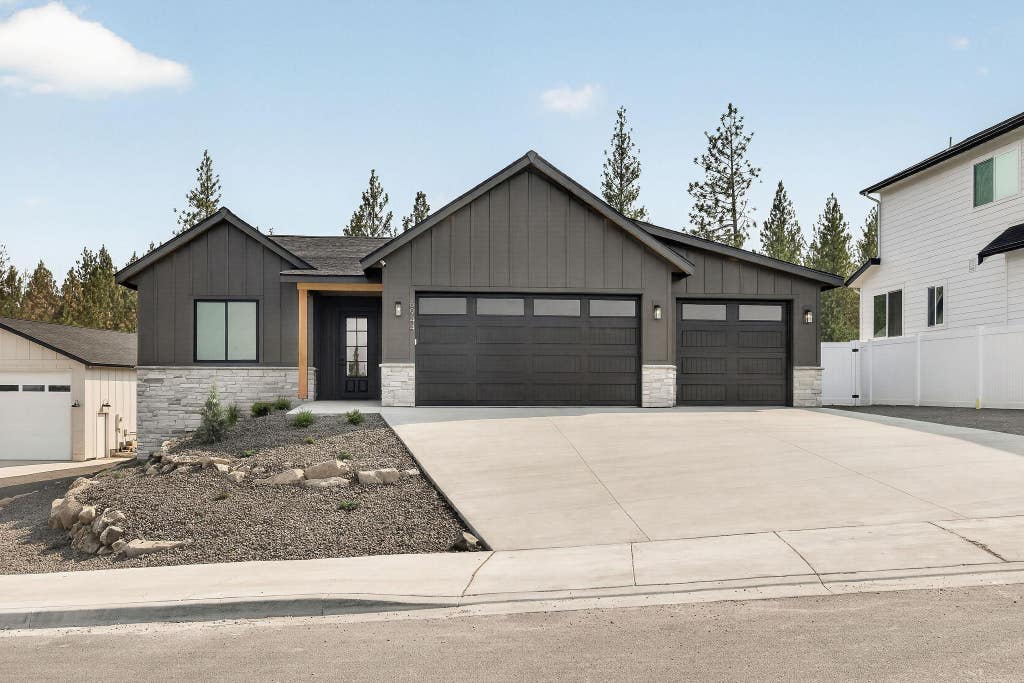 Photo of 6944 E Beverly Ave, Spokane Valley, WA 99212 (MLS # 202622227)