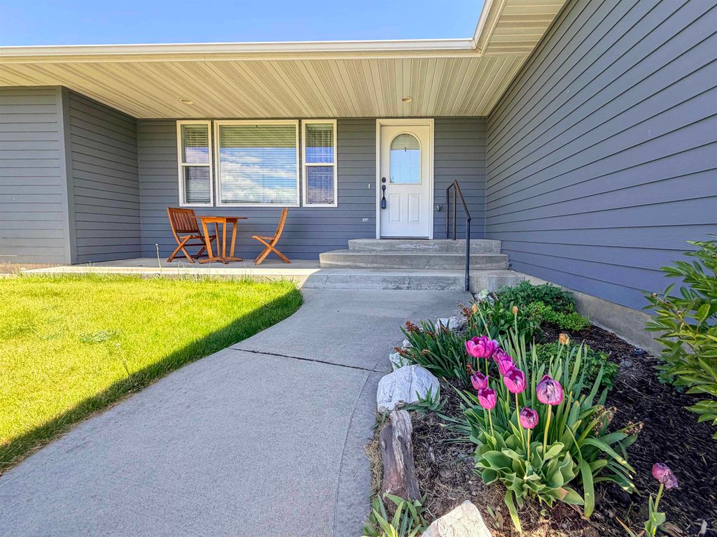 Photo of 205 E Evergreen Dr, Kettle Falls, WA 99141 (MLS # 202616593)