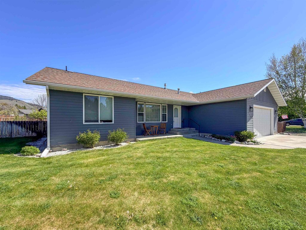 Photo of 205 E Evergreen Dr, Kettle Falls, WA 99141 (MLS # 202616593)