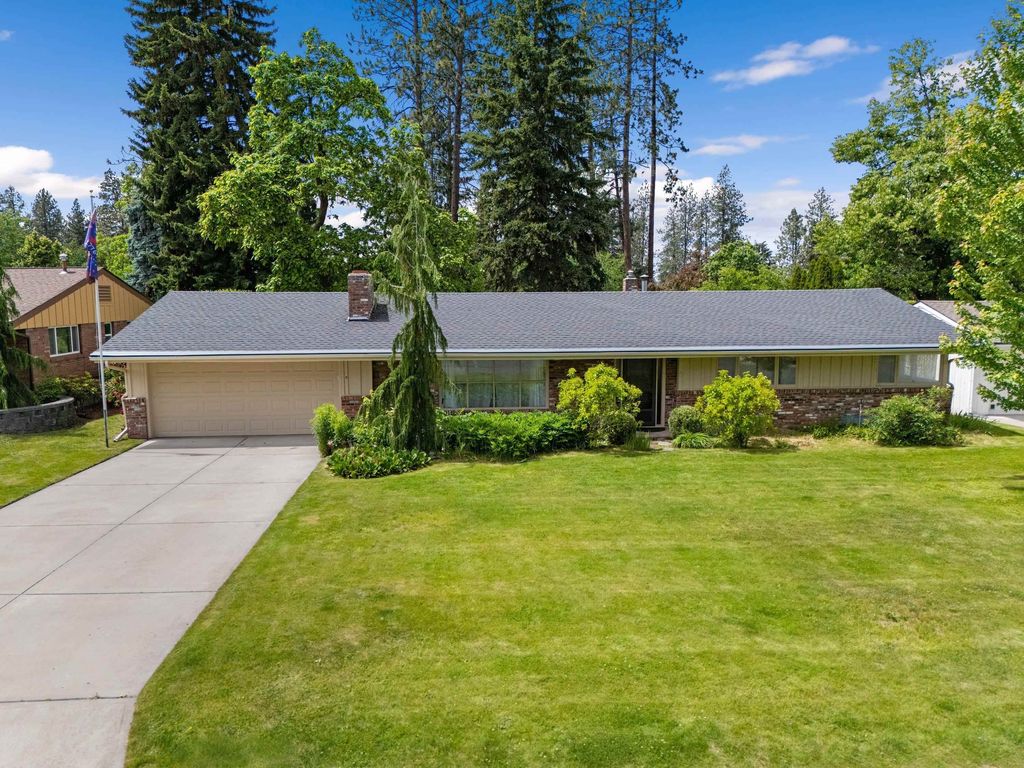 Photo of 4218 S Helena St, Spokane, WA 99203 (MLS # 202619130)