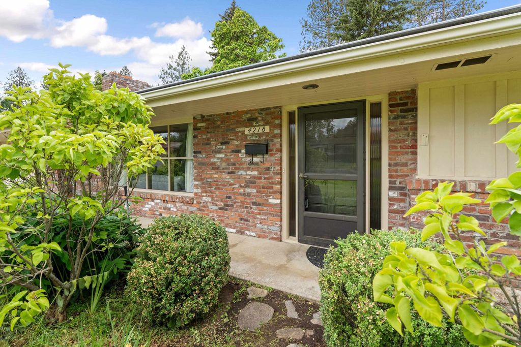 Photo of 4218 S Helena St, Spokane, WA 99203 (MLS # 202619130)