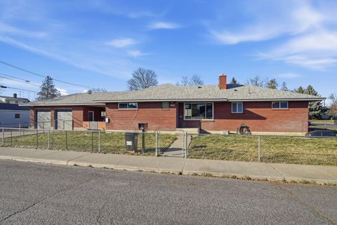 Photo of 1110 W QUEEN Ave, Spokane, WA 99205 (MLS # 202613342)