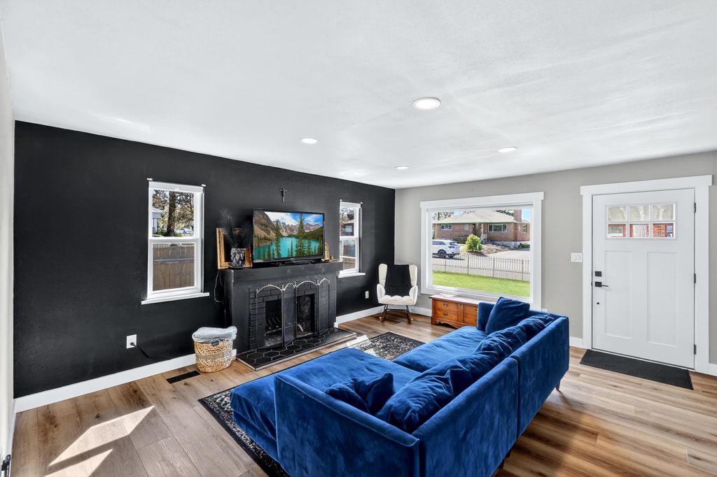 Photo of 2940 W Broad Ave, Spokane, WA 99205 (MLS # 202616229)