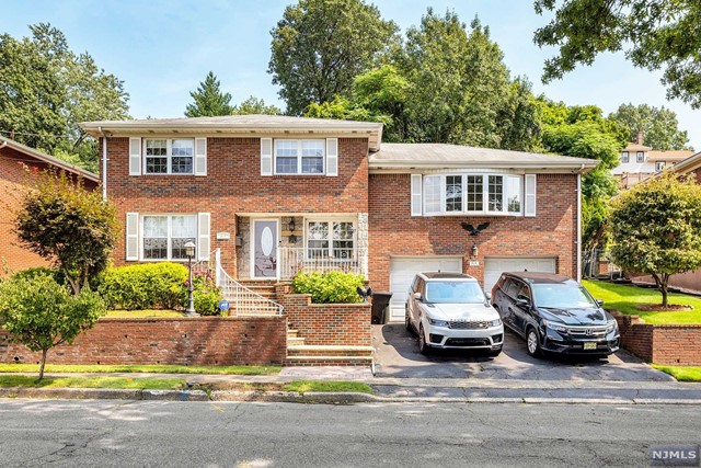 Rental Property at 694 Center Street, House, Ridgefield, New Jersey - Bedrooms: 4 
Bathrooms: 3 
Rooms: 9  - $4,800 MO.