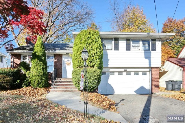 40 Highview Avenue, Bergenfield, New Jersey - 3 Bedrooms  
3 Bathrooms  
8 Rooms - 