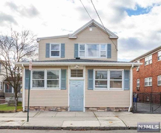 Rental Property at 27 Honiss Street 1, Belleville, New Jersey - Bedrooms: 4 
Bathrooms: 1 
Rooms: 7  - $3,250 MO.