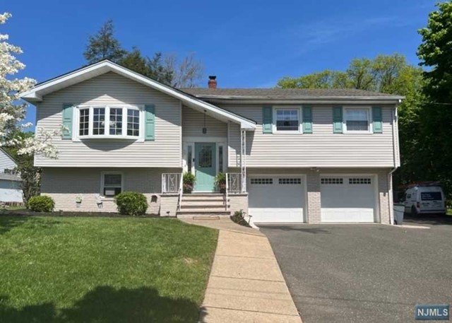 98 Central Avenue, North Haledon, New Jersey - 4 Bedrooms  
3 Bathrooms  
8 Rooms - 