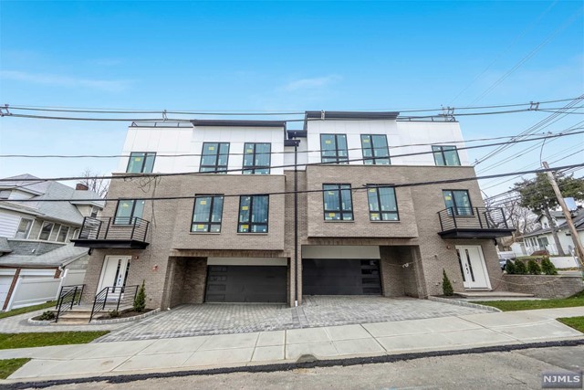 109 Henry Avenue, Palisades Park, New Jersey - 6 Bedrooms  
6.5 Bathrooms  
16 Rooms - 