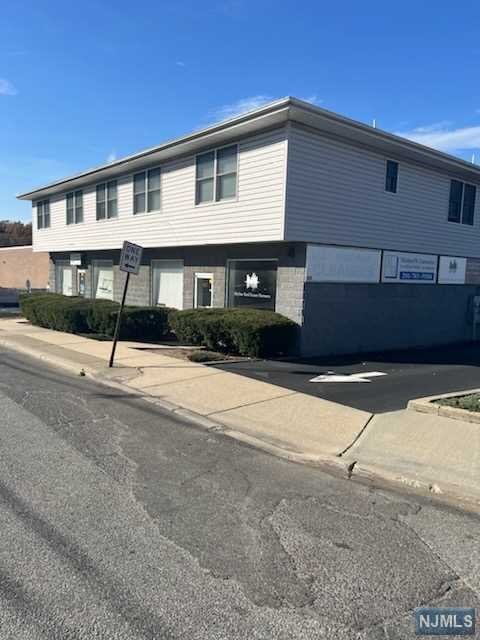 527 N Midland Avenue 1, Saddle Brook, New Jersey - 2 Bedrooms  
1 Bathrooms  
4 Rooms - 