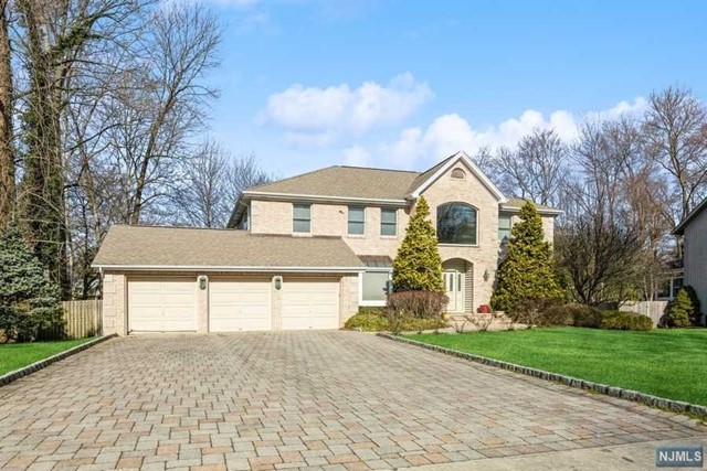 8 Jason Woods Road, Closter, New Jersey - 5 Bedrooms  
6 Bathrooms  
9 Rooms - 