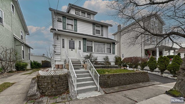 86 Adelaide Street, Belleville, New Jersey - 3 Bedrooms  
2 Bathrooms  
9 Rooms - 