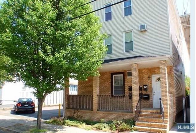 122 Clinton Place 3rd Floor, East Rutherford, New Jersey - 1 Bedrooms  
1 Bathrooms  
3 Rooms - 