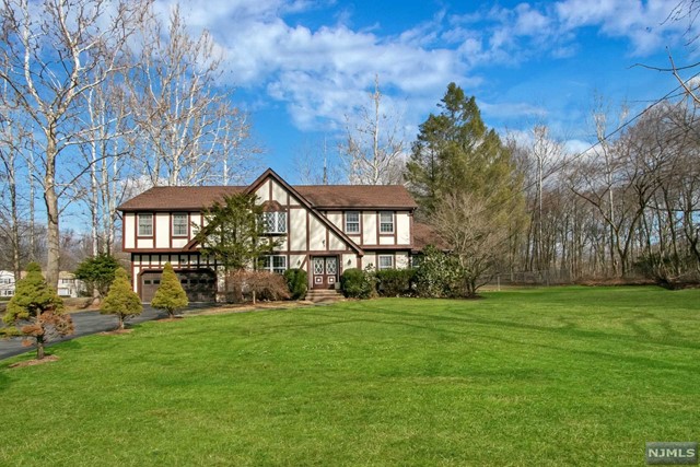 619 Osio Lane, Franklin Lakes, New Jersey - 4 Bedrooms  
3 Bathrooms  
9 Rooms - 