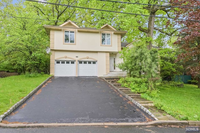 56 Toni Drive, Englewood Cliffs, New Jersey - 4 Bedrooms  
3 Bathrooms  
8 Rooms - 